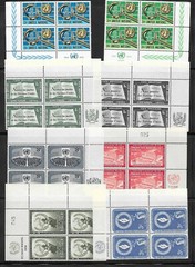 UNITED NATIONS MNH 25 INSCRIPTION BLOCKS OF 4 FLAGS EMBLEMS